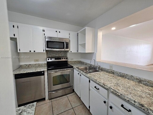 Building Photo - 441 NE 195th St Unit 105