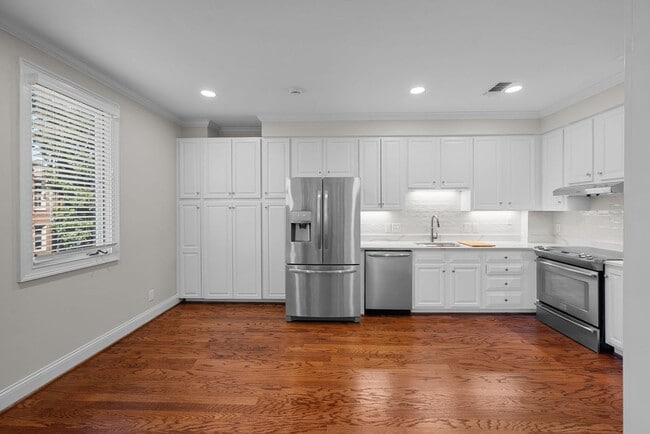 Building Photo - Newly Renovated Condo in The Westende with... Unit 207
