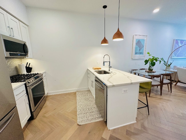 Photo - 838 Varnum St NW Unidad 3