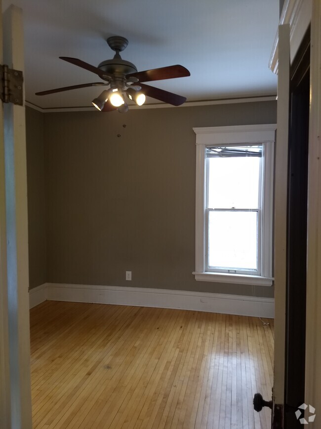 Building Photo - 1411 Girard Ave N Unit #2 Rental