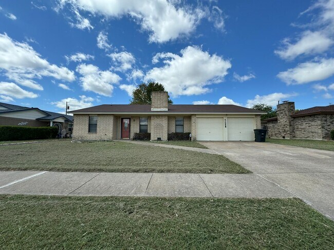 Building Photo - 3 bedroom 2 bath Refreshed Rental