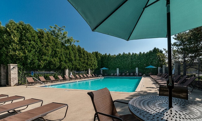 Piscina y terraza en Clearview Apartments - Clearview