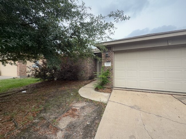 Building Photo - 811 Lovebug Ln