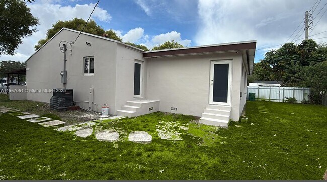 Building Photo - 586 NW 48th St Unit 1
