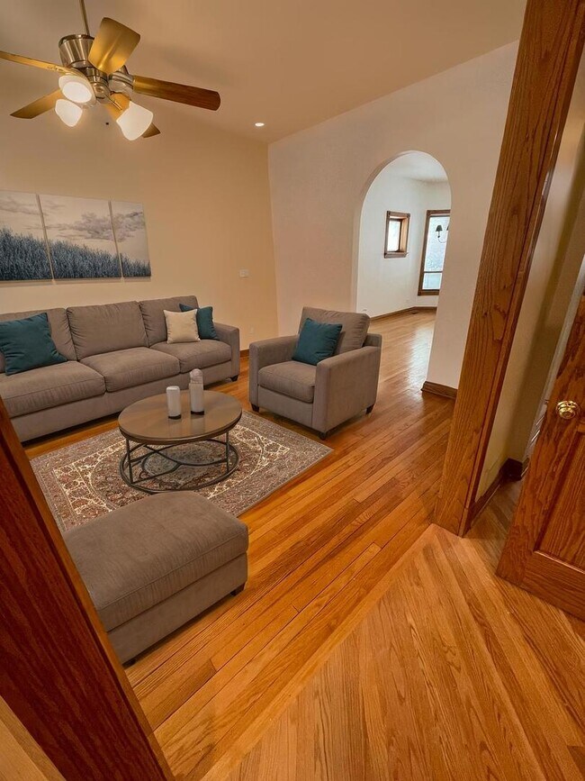 Photo - 3857 N Hermitage Ave