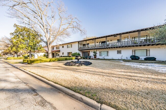 Photo - 2-bedroom, 2-bath condo located in the highly desirable Ridglea North neighborhood. Unit 6
