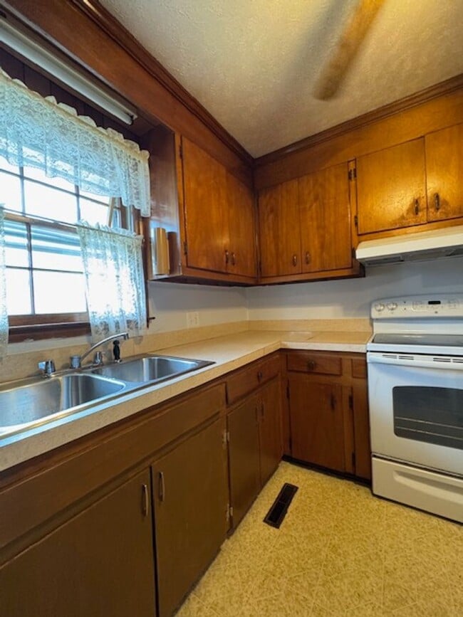 Photo - 709 Luther Dr