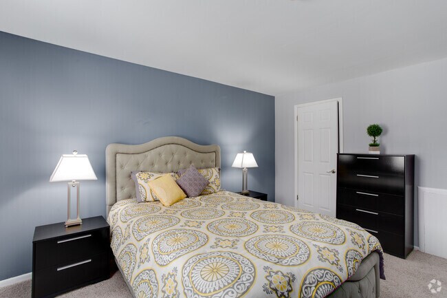 2BR, 1BA - 1,000SF - Primary Bedroom