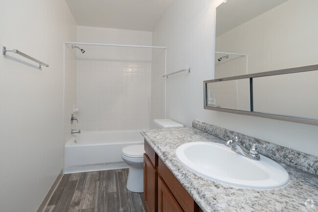 1BR, 1BA - 624SF - Bathroom