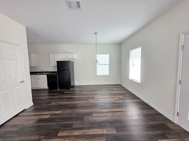 Photo - 3/2/2-AVAILABLE FOR LATE SEPT-EARLY OCT MOVE IN