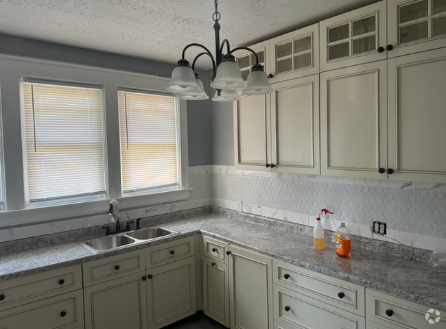Building Photo - 3909 Southern Pkwy Unit 2 Rental