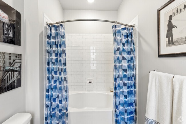 Pine 2BR,2BA - 1,150SF - Secondary Bathroom