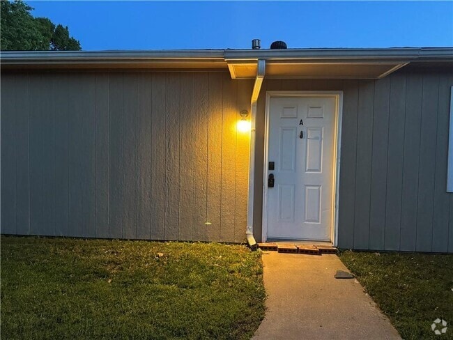 Building Photo - 312 S Halsey St Rental