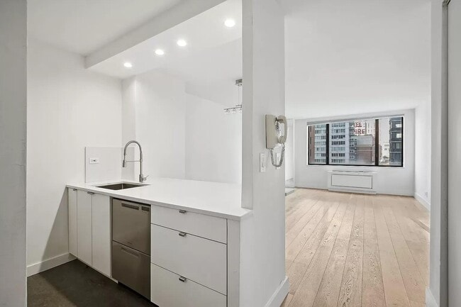 Photo - 30 W 61st St