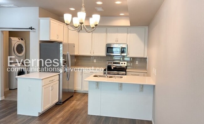 Photo - 1689 Grand Ave
