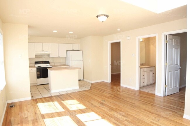 Photo - 320 W Laurel St