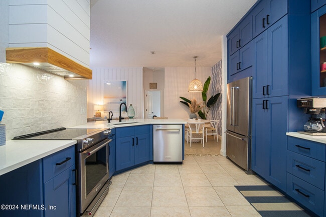 Photo - 2402 Seagate Ln N