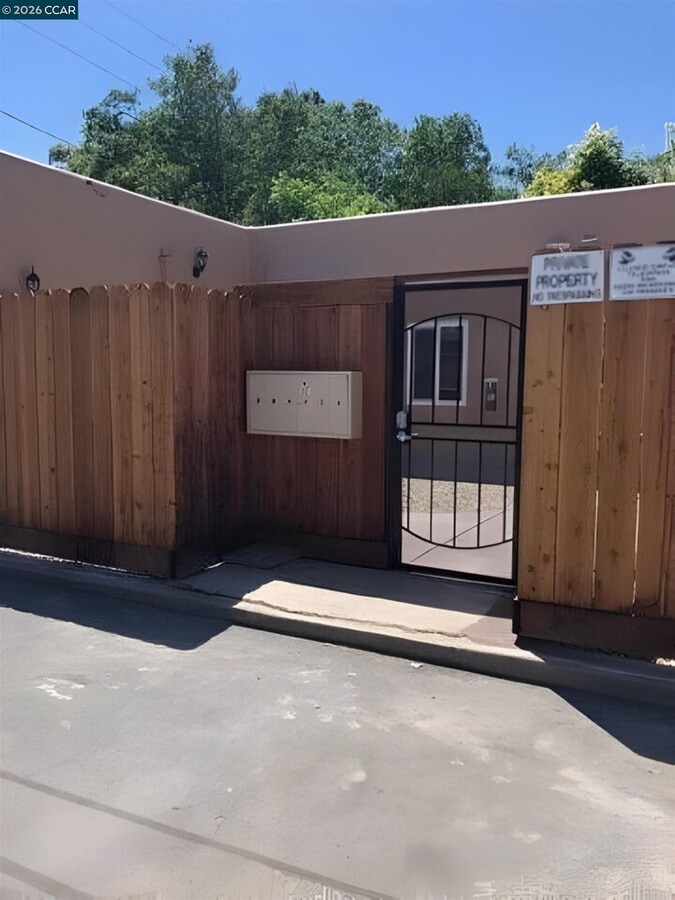 Photo - 416 1/2 N School St Unit #3