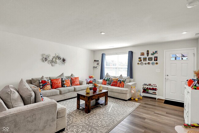 Photo - 910 Red Hls Ct