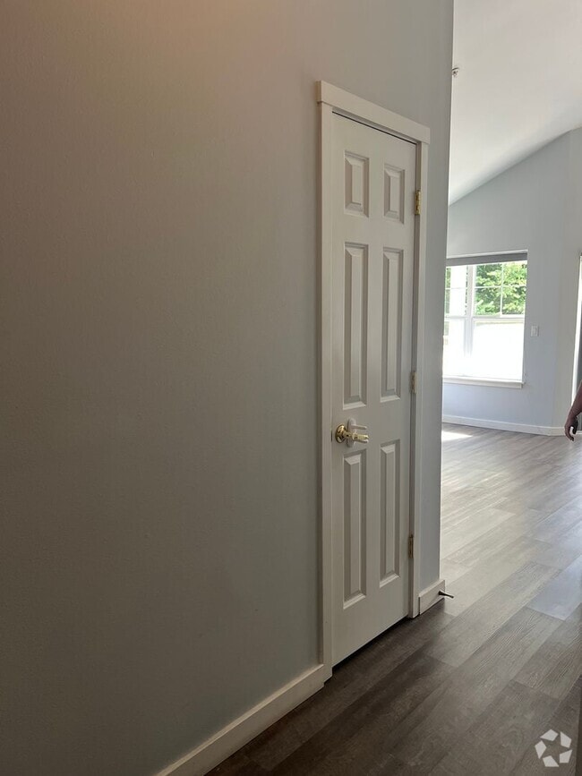 Building Photo - Vaulted Ceilings, Fireplace, LVP Flooring,... Unit 302 Rental