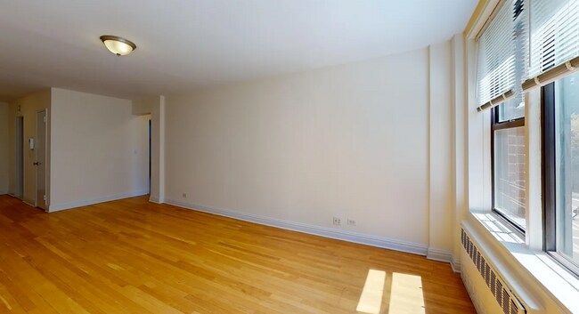 325 W 13th St