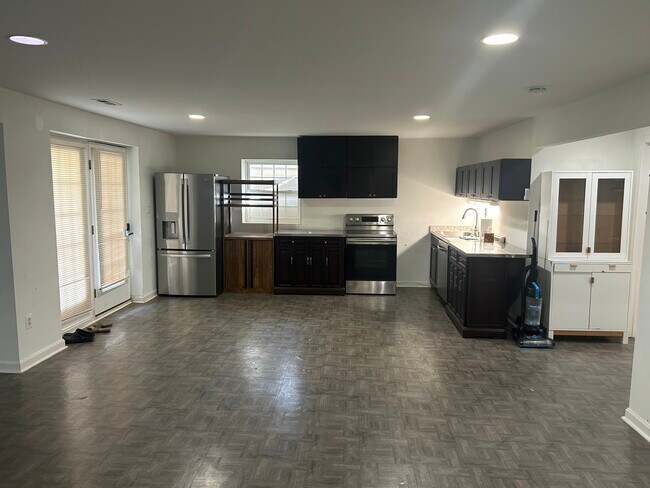 kitchen - 900 Catskill Ct NE