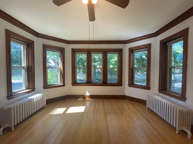 Living Room - Windows - 5655 W Ainslie St Unit 1