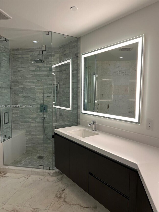 Photo - 851 NE 1st Ave Unidad 4107