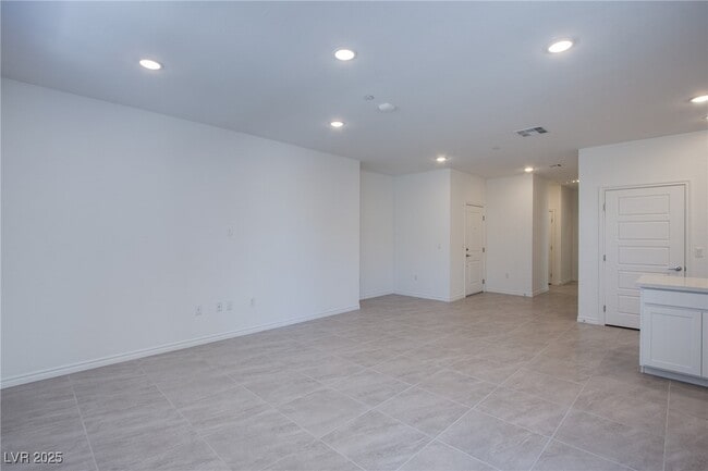 Building Photo - 2555 Hampton Rd Unit 11201
