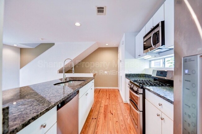 Photo - 822 Ruthven St