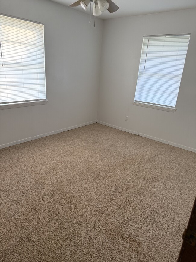 Photo - 915 N Spring St