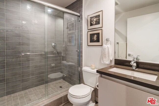 Photo - 6072 Pickford St