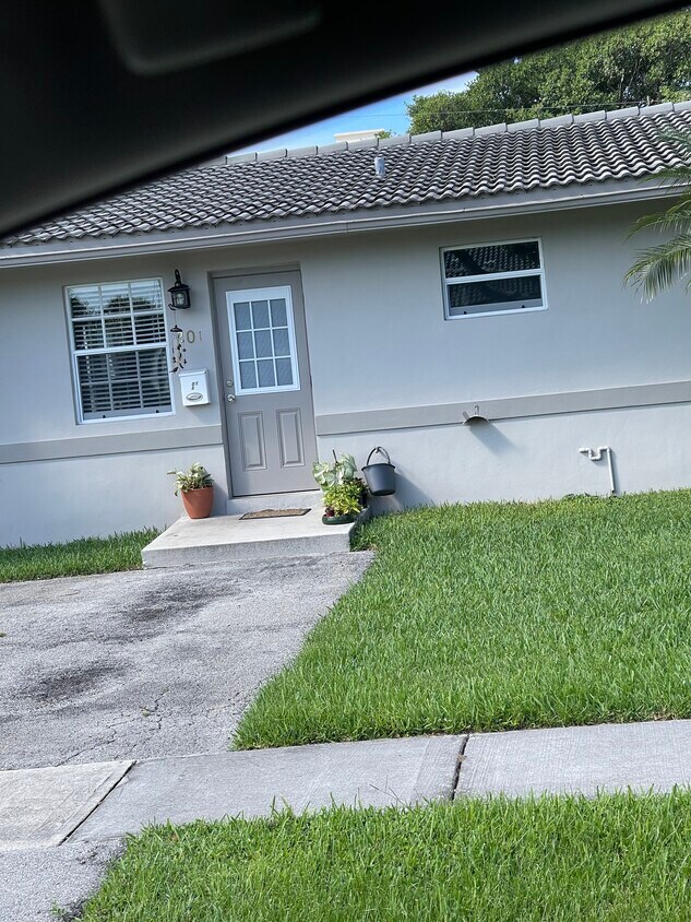 Front yard - 50 NE 45th Ct (Oakland Park, FL)