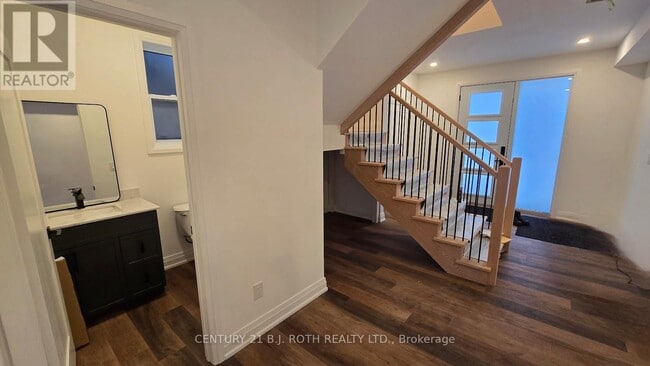 Photo - 44 Calverley St Unit Upper