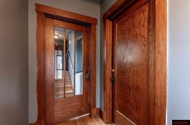 Puerta de entrada que conduce a la unidad. - 207 Van Brunt St Unidad 2