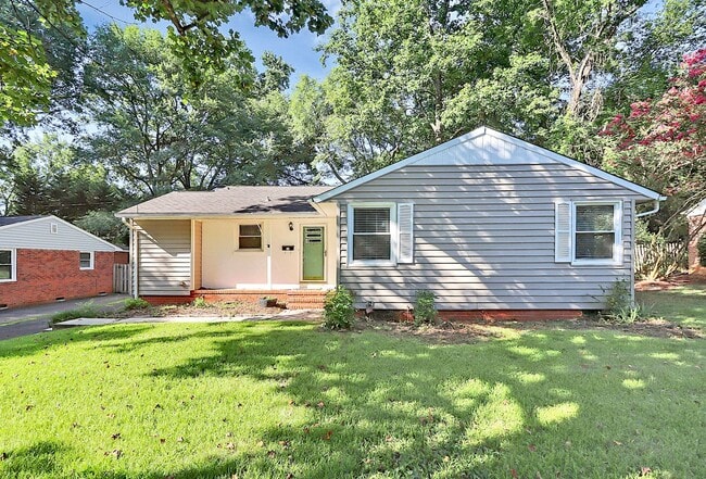 Building Photo - Discover the charm of this brick ranch nestled in the heart of Madison Park