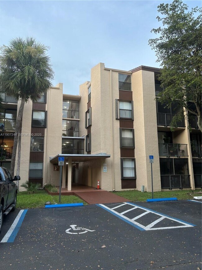 Building Photo - 14321 N Kendall Dr Unit 303F