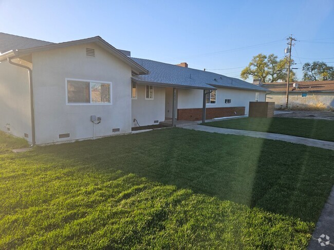 Building Photo - Large 3 bedroom 2 bath Rental