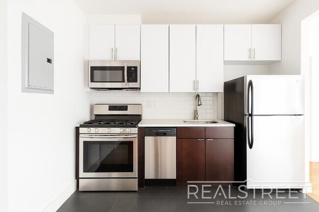 Photo - LUXURY 2 Bed in Queens! Unit 631