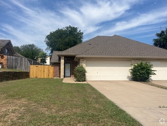 Building Photo - 3 Bedroom 2 bath Duplex! Curtis elementary... Rental