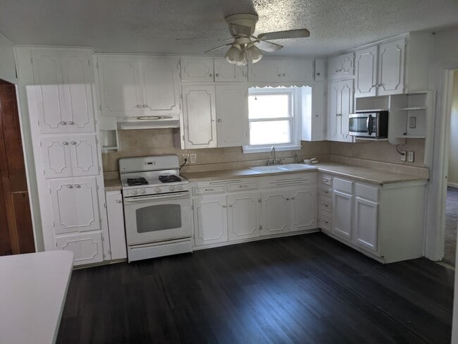 Photo - 3 Bed 2 Bath with Enclosed Patio, Fenced Yard, and Garage