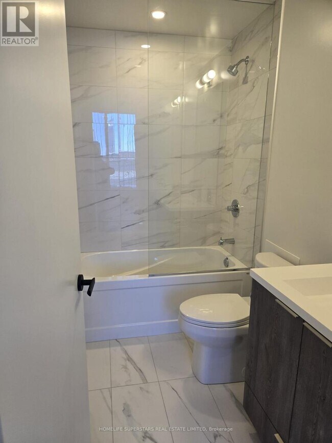 Photo - 8 Interchange Wy Unité 512