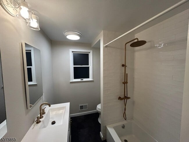Building Photo - 8-17 Fern St Rental
