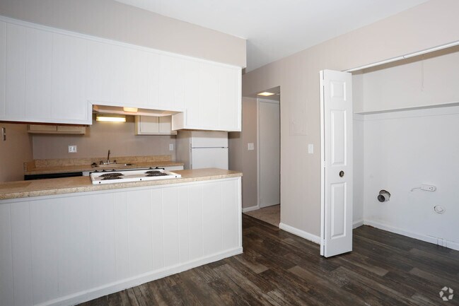 2 Bedroom/ 1 1/2 Bath Townhome - 1025 SQFT