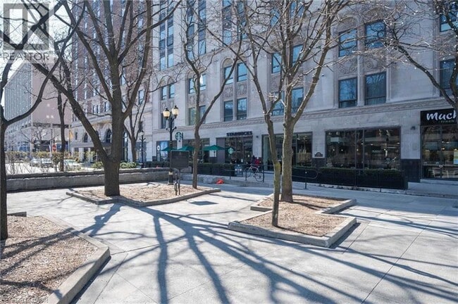 Photo - 112 King St E