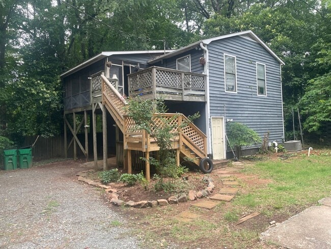 Building Photo - Adorable 2 Bedroom 1 Bath Apartment.Located in the Cotswold Area