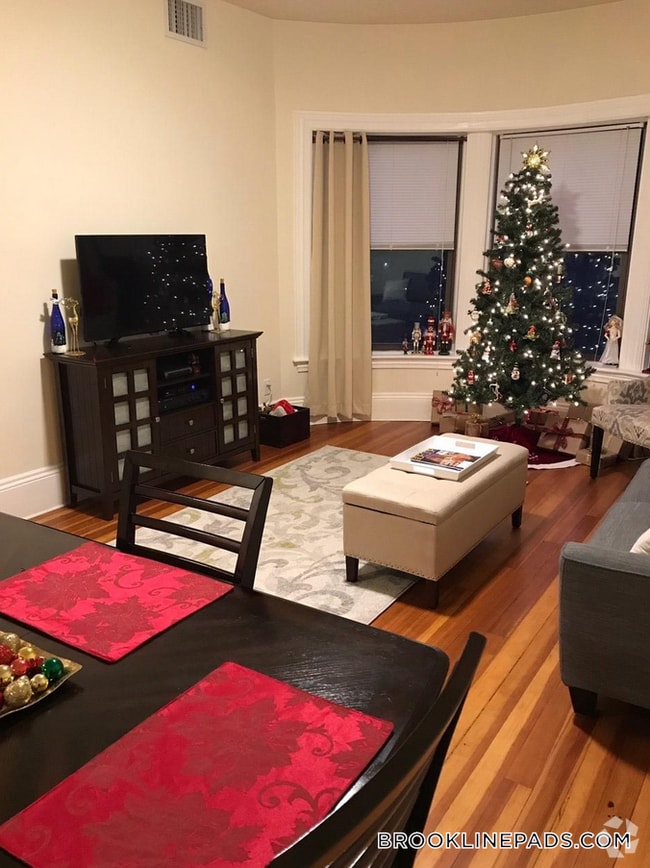 Building Photo - 1463 Beacon St Rental