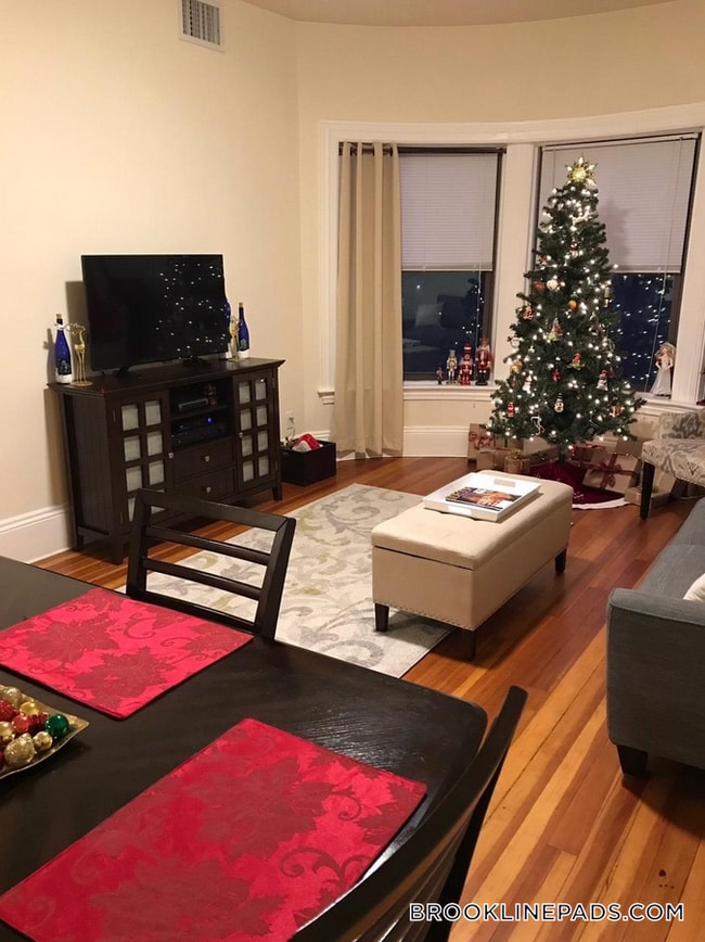 Building Photo - 1463 Beacon St Rental