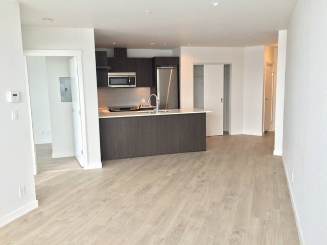 Building Photo - Centre West - 2318 Unit 2318