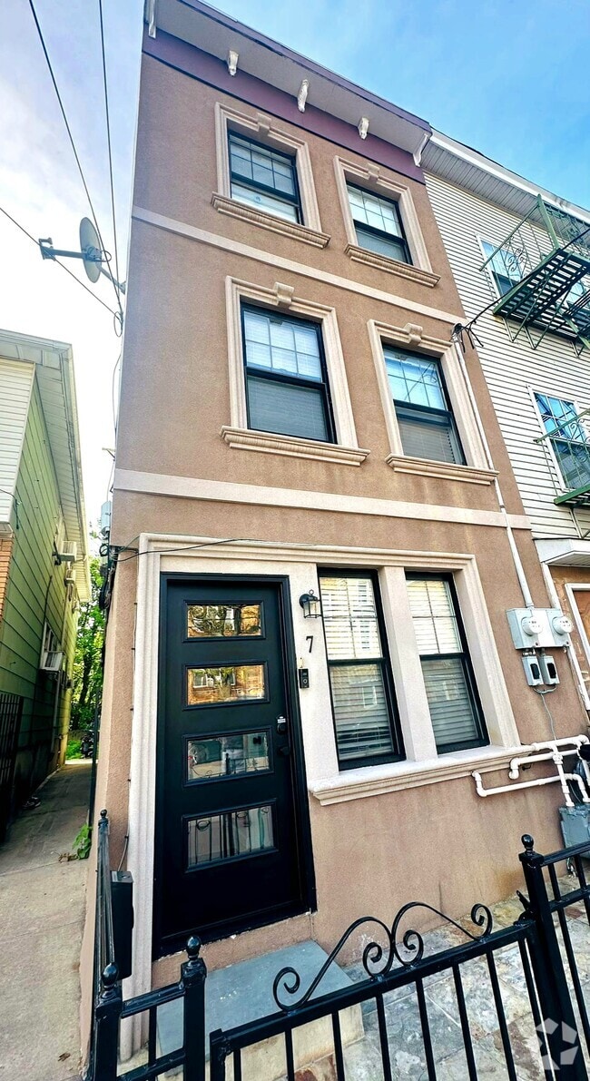 Building Photo - 7 Wallis Ave Unit 2 Rental